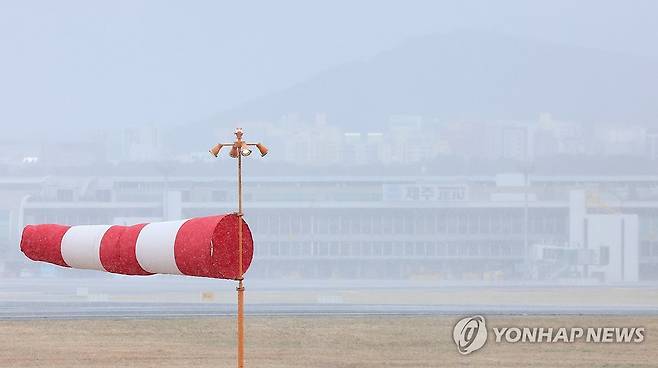 눈보라 치는 제주국제공항 [연합뉴스 자료사진]