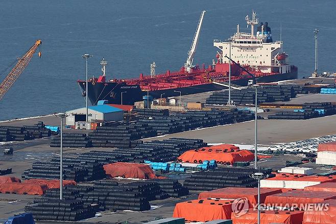 트럼프 '철강·알루미늄 25% 관세', 한국도 영향권 (평택=연합뉴스) 김도훈 기자 = 도널드 트럼프 미국 대통령이 미국으로 수입되는 모든 철강 및 알루미늄 제품에 관세 25% 부과를 공식 발표한 11일 경기도 평택항에 철강 제품이 쌓여 있다.
한국은 2018년 트럼프 1기 때 협상을 통해 대미 철강 수출 제품 263만t 물량에 대해 무(無)관세를 적용받아왔다. 하지만 미정부가 관세를 단순화해 예외나 면제 없이 25%를 일괄 적용하겠다고 밝힘에 따라 그동안 수출량 제한 조건으로 면제받던 한국산 철강 제품도 25% 관세가 적용될 것으로 보인다. 2025.2.11 superdoo82@yna.co.kr