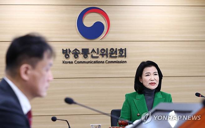 모두발언 하는 이진숙 방통위원장 (과천=연합뉴스) 김성민 기자 = 이진숙 방송통신위원회 위원장이 12일 경기도 과천시 방통위에서 열린 전체회의에서 모두발언을 하고 있다. 2025.2.12 [공동취재] ksm7976@yna.co.kr