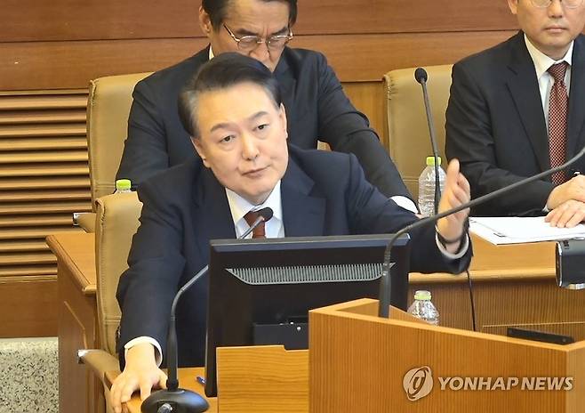 윤석열 대통령, 탄핵심판 7차 변론 발언 (서울=연합뉴스) 윤석열 대통령이 11일 서울 종로구 헌법재판소에서 열린 본인의 탄핵심판 7차 변론에 피청구인으로 출석해 발언하고 있다. 2025.2.11  [헌법재판소 제공. 재판매 및 DB 금지] photo@yna.co.kr