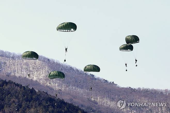 육군 제2신속대응사단, 저공 무장강하 훈련 (장성=연합뉴스) 12일 전남 장성군 육군 종합훈련장에서 열린 혹한기 훈련에서 제2신속대응사단 쌍호대대 장병이 저공 무장강하를 하고 있다. 2025.2.12 [육군 제2신속대응사단 제공. 재판매 및 DB 금지] hs@yna.co.kr