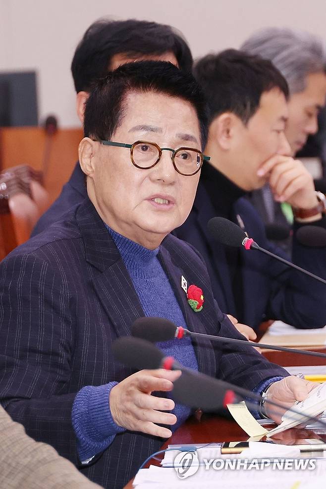 '최고령' 박지원 "뉴진스를 아세요?" (서울=연합뉴스) 김주성 기자 = 22대 국회 최고령 의원인 더불어민주당 박지원 의원이 12일 국회 법제사법위원회 전체회의에서 NJZ로 팀 명을 바꾼 뉴진스의 외국인 멤버인 하니의 예술흥행(E-6) 비자 만료와 관련해 김석우 법무부 장관 직무대행에게 질의하고 있다. 2025.2.12 utzza@yna.co.kr