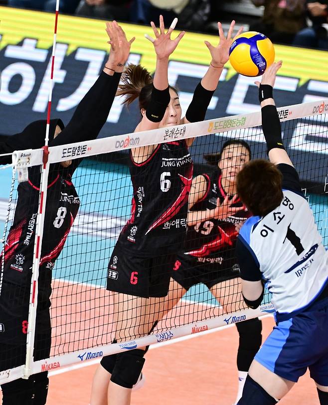 이소영 앞을 막아서는 박은진 (서울=연합뉴스) 정관장 미들 블로커 박은진(가운데)이 12일 대전 충무체육관에서 열린 프로배구 여자부 IBK기업은행과 홈 경기 중 이소영(오른쪽)의 공격을 막아서고 있다. [한국배구연맹 제공. 재판매 및 DB금지]