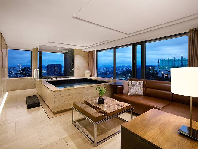 13일 오후 8시 선보이는 '반얀트리 프리미어 풀 스위트' 객실(CJ온스타일 제공)