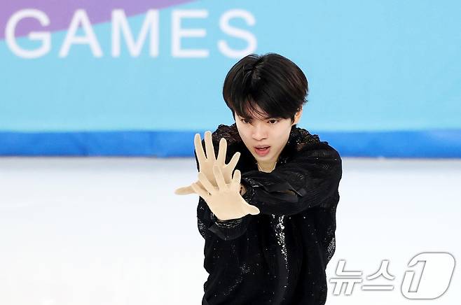 피겨 차준환이 11일(현지시간) 중국 헤이룽장성 하얼빈 빙상훈련센터 다목적홀에서 열린 하얼빈 동계아시안게임 피겨 남자 싱글 쇼트에서 연기를 펼치고 있다. 2025.2.11/뉴스1 ⓒ News1 이승배 기자
