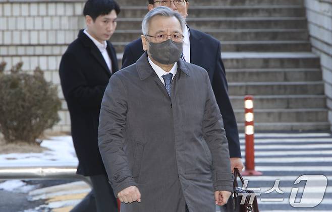 '대장동 사건'과 관련해 민간업자들에게 청탁을 대가로 금품을 수수한 혐의로 재판에 넘겨진 박영수 전 특별검사가 13일 오전 서울 서초구 서울중앙지법에서 열린 '특정경제범죄가중처벌등에관한법률위반(수재 등)' 혐의 1심 선고공판에 출석하고 있다. (공동취재) 2025.2.13/뉴스1 ⓒ News1 박세연 기자