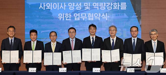 13일 오전 서울 종로구 한국금융연수원에서 열린 사외이사 양성 및 역량강화를 위한 업무협약식에서 이복현 금융감독원장(왼쪽 다섯번째)과 금융지주 회장들이 업무협약서를 들어보이고 있다. 왼쪽부터 고석헌 신한금융그룹 부문장, 함영주 하나금융그룹 회장, 양종희 KB금융그룹 회장, 조용병 은행연합회장, 이복현 금융감독원장, 임종룡 우리금융그룹 회장, 이찬우 NH농협금융 회장, 이준수 한국금융연수원장. 2025.2.13/뉴스1 ⓒ News1 장수영 기자