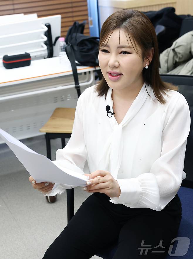 트로트 가수 송가인이 13일 경기도 남양주의 한 스튜디오에서 열린 '팔도가인' 유튜브 촬영에 앞서 대본을 보며 리허설을 하고 있다. ⓒ News1 권현진 기자