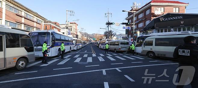 윤석열 대통령 탄핵 심판 8차 변론기일인 13일 서울 종로구 헌법재판소 인근 도로를 경찰이 통제하고 있다. 2025.2.13/뉴스1 ⓒ News1 허경 기자