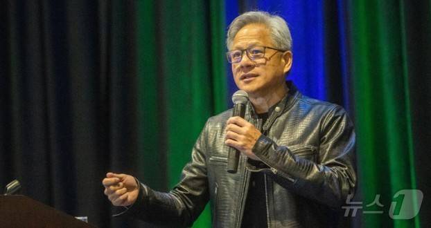 젠슨황 엔비디아 CEO가 미국 캘리포니아주 산타클라라에서 열린 정밀의학 국제 콘퍼런스에서 루미너리 상 수상 후 소감을 밝히고 있다.(엔비디아 제공)