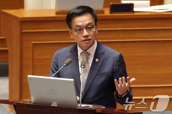 최상목 대통령 권한대행 부총리 겸 기획재정부 장관이 13일 오후 서울 여의도 국회에서 열린 제422회국회(임시회) 제5차 본회의 경제에 관한 대정부 질문에서 김용민 더불어민주당 의원 질의에 답하고 있다. 2025.2.13/뉴스1 ⓒ News1 이광호 기자