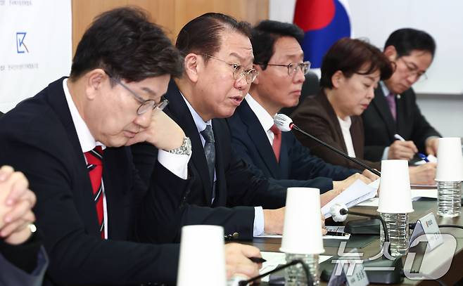 권영세 국민의힘 비상대책위원장이 13일 오후 서울 여의도 소상공인연합회 대회의실에서 열린 경제활력민생특별위원회·소상공인연합회 간담회에서 인사말을 하고 있다. 2025.2.13/뉴스1 ⓒ News1 김민지 기자
