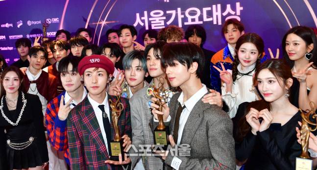 대상을 수상한 NCT DREAM과 수상자들이 19일 올림픽공원 내 KSPO DOME에서 열린 제32회 서울가요대상 시상식을 마친후 기념촬영을 하고 있다.2023.1.19. 올림픽공원 | 강영조기자kanjo@sportsseoul.com
