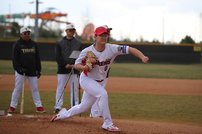 KIA 곽도규가 미국 어바인 스프링캠프에서 불펜피칭을 진행하고 있다. 사진 | KIA 타이거즈