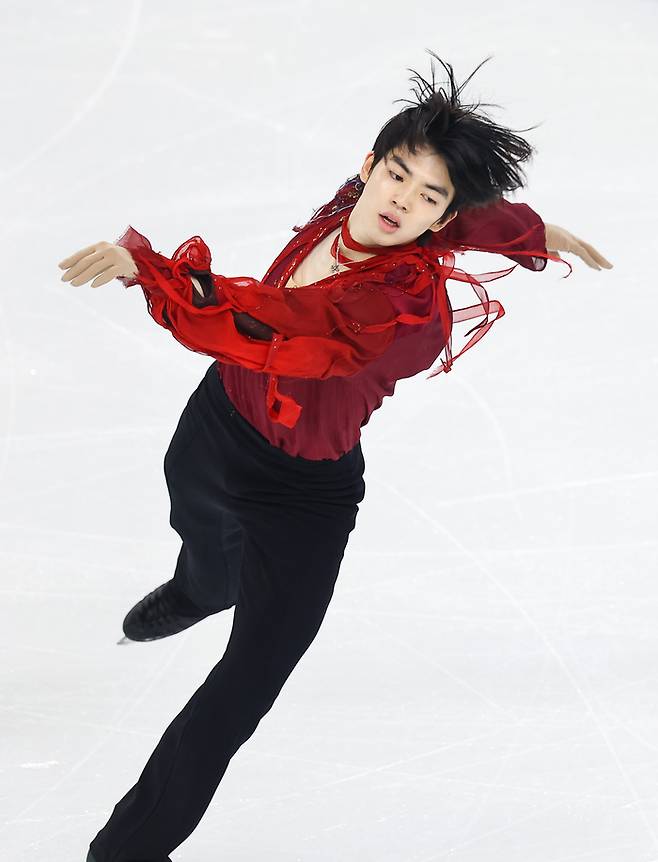 피겨 차준환이 13일 중국 하얼빈 헤이룽장 빙상훈련센터 다목적홀에서 열린 하얼빈 동계아시안게임 피겨 남자 싱글 프리 스케이팅에서 연기를 펼치고 있다. 사진 | 하얼빈=연합뉴스