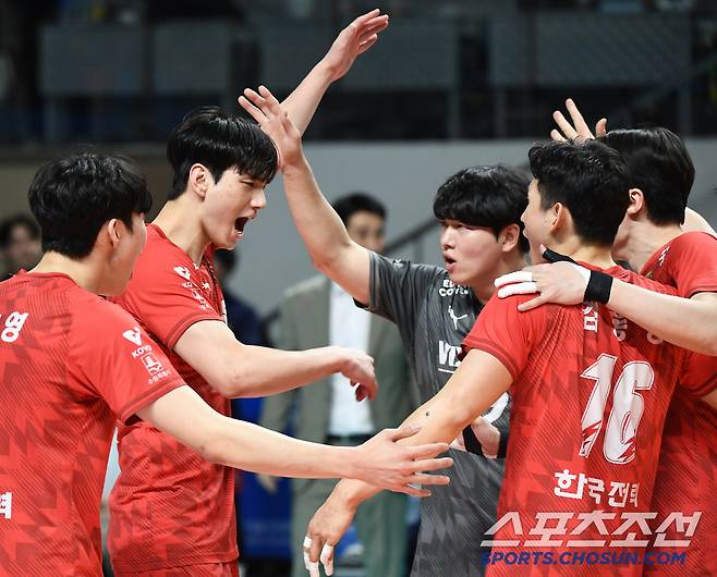 12일 서울 장충체육관에서 열린 우리카드와 한국전력의 경기. 한국전력 임성진이 서브에이스 득점 후 환호하고 있다. 장충체=정재근 기자 cjg@sportschosun.com/2025.2.12/