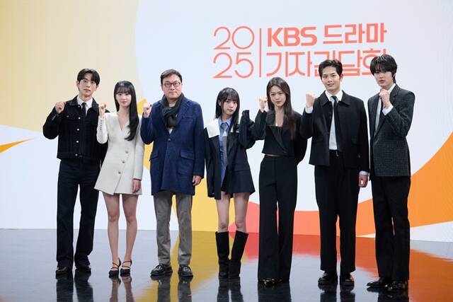 배우 김은호 전혜연, 김영조 센터장, 배우 최예나 한성민 정민규 은찬(왼쪽부터)이 13일 오전 11시 30분 서울 영등포구 여의도동 한 식당에서 진행된 2025 KBS 드라마 기자간담회에 참석했다. /KBS