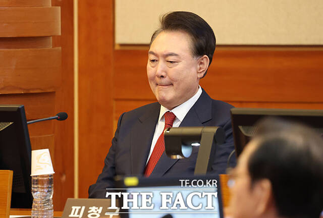 윤석열 대통령이 13일 서울 종로구 헌법재판소에서 열리는 탄핵심판 8차 변론에 출석하고 있다. / 사진공동취재단