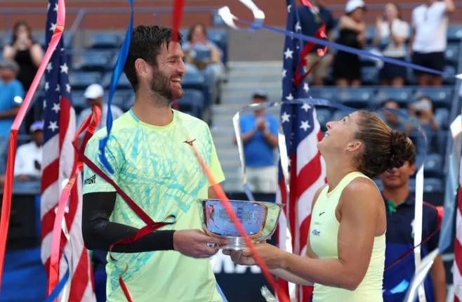 US오픈 개막 전에 혼합복식을 치러 상위 단식 선수들에게 문호를 개방한 혼합복식의 리뉴얼에 대해 복식 전문 선수들이 비판의 소리를 높이고 있다. 사진은 지난해 US오픈 혼합복식 우승 페어.