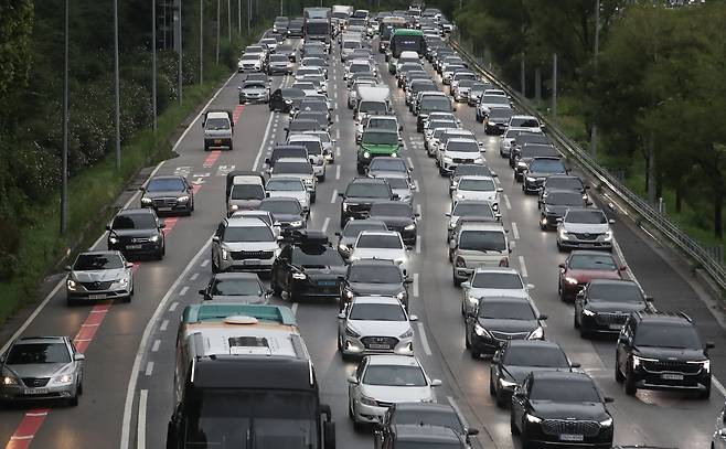작년 7월 서울 올림픽대로 한남IC에서 성수IC 방향에 차량들이 정체를 보이고 있다. /뉴스1