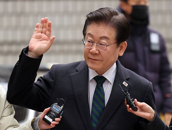 이재명 더불어민주당 대표가 12일 오후 서울 서초구 서울고등법원에서 열린 공직선거법 위반 혐의 항소심 3차 공판에 출석하며 지지자들에게 손인사를 하고 있다. ⓒ뉴시스