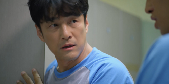 찜질방 불가마 안에 핸드폰 들고 들어간다 VS 냅두고 간다