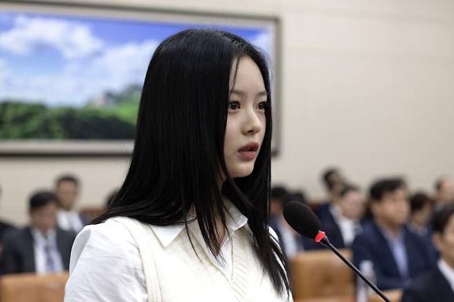 뉴진스 멤버 하니 팜이 2024년 10월15일 오후 서울 여의도 국회에서 열린 환경노동위원회의 경제사회노동위원회, 중앙노동위원회, 최저임금위원회 등에 대한 국정감사에서 직장 내 괴롭힘 문제와 관련해 증언하고 있다. /사진=뉴시스
