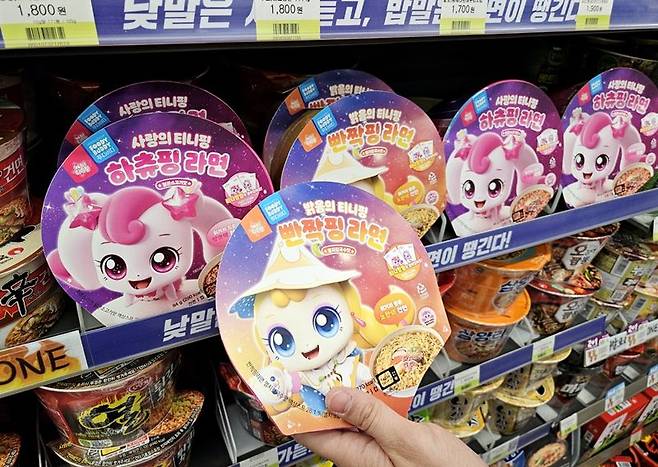 CU 매장에 캐치! 티니핑 라면이 진열돼 있다. CU 제공