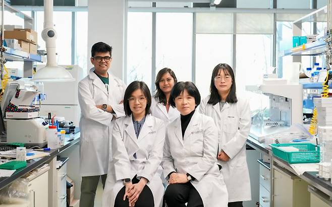 [연구진사진] (우측 하단부터 시계방향) 조윤경 교수, 엘리자베스 마리아 클라리사 연구원(제1저자), 수밋 쿠마르 연구원, 마마타 카르마차리야 연구원, 박주희 연구원
