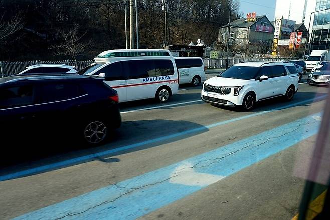 지난 11일 오후 경기도 의정부시에서 차들이 버스전용차로(BRT)를 비워둔 채 도로를 달리고 있다. 이준희 기자