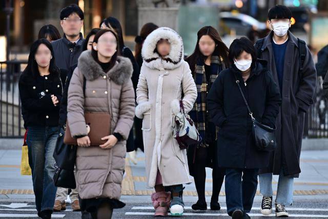 한파특보가 발효된 2023년 11월 24일 오전 서울 광화문광장 인근에서 시민들이 롱패딩 등 추위에 대비한 옷차림으로 무장한 채 출근을 하고 있다. 최주연 기자