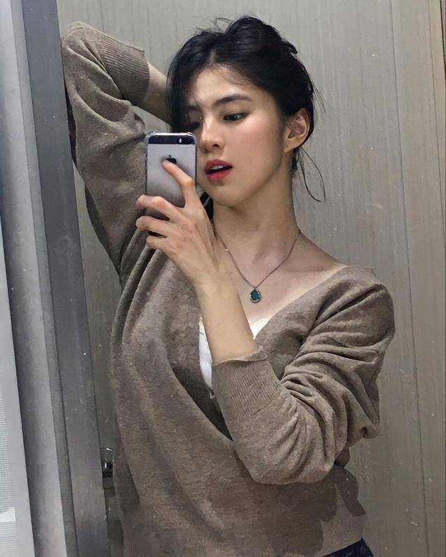 배우 한소희가 최근 2016년 출시된 아이폰SE 1세대를 들고 찍은 사진. 한소희 인스타그램 캡처