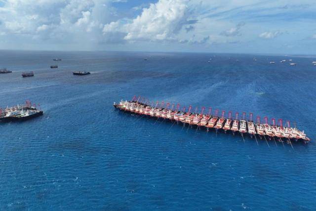 2023년 12월 2일 남중국해 해상에서 선체가 서로 결박된 중국 선박들이 난사군도 인근에 위치한 휘트선 암초 해역을 침입하고 있다. 필리핀 해안경비대 제공·로이터 연합뉴스