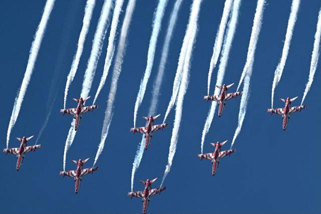 인도 벵갈루루의 옐라항카 공군기지에서 12일 군사 항공 전시회 '에어로 인디아 2025'가 열리고 있는 가운데 인도 공군 수리아키란 곡예비행단이 곡예비행을 선보이고 있다. 벵갈루루=AFP 연합뉴스