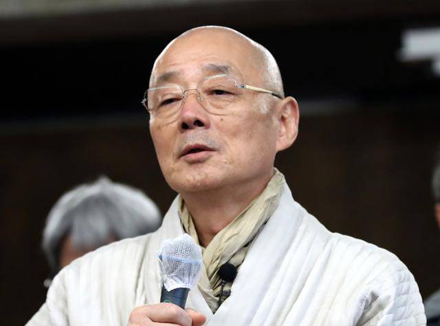 2023년 2월 9일 오후 조계종을 비방했다는 이유로 종단에서 제적을 당한 명진스님이 서울 중구 문화살롱 기룬에서 열린 제적 철회 소송 기자간담회에서 발언하고 있다. 뉴스1