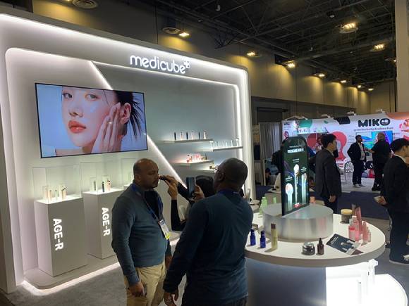 지난 CES 2025에서 에이피알이 운영한 '메디큐브' 부스 모습. [사진=에이피알]