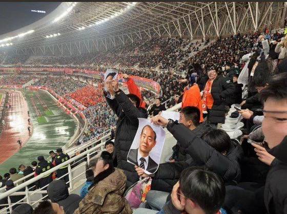 국내 프로축구 K리그 광주FC 원정 경기가 중국 산둥 경기장에서 열린 가운데, 중국 관중석에 전두환 전 대통령 사진 등이 등장해 논란이 일고 있다. 사진 온라인 커뮤니티 캡처