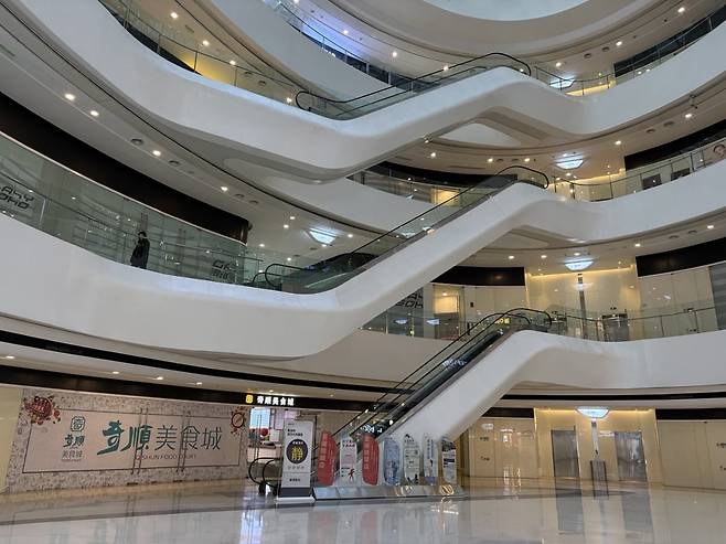 올 1월 중국 베이징 둥청구의 랜드마크인 갤럭시 소호는 춘절 분위기가 느껴지지 않을 만큼 썰렁했다. 일부 상점의 출입문엔 
임차인을 구하는 안내문(招租·자오쭈)이 붙어 있다. 사진=김은정 한국경제 특파원