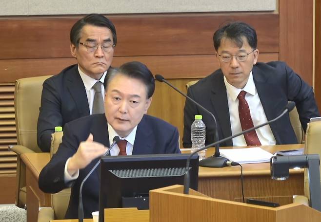 윤석열 대통령이 11일 서울 종로구 헌법재판소에서 열린 본인의 탄핵심판 7차 변론에 피청구인으로 출석해 발언하고 있다. 2025.2.11  사진=연합뉴스 제공