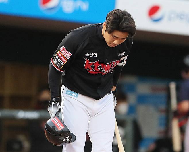 2021년 KT 이적 후 처음으로 사직구장을 방문, 롯데 팬들에게 인사하는 신본기. 롯데 제공