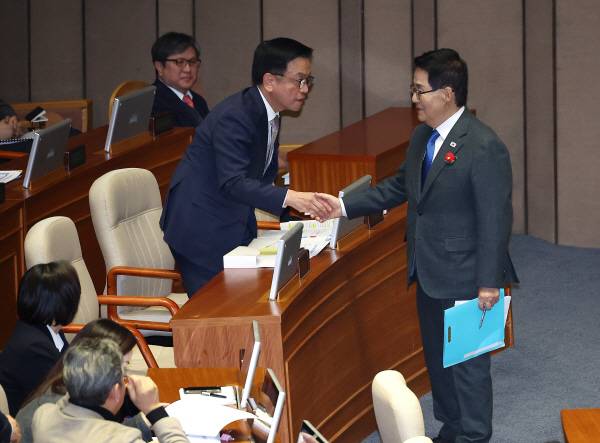 최상목 대통령 권한대행 부총리 겸 기획재정부 장관과 더불어민주당 박지원 의원이 13일 국회 본회의장에서 열린 경제분야 대정부질문에서 질의를 마친 뒤 악수하고있다.연합뉴스