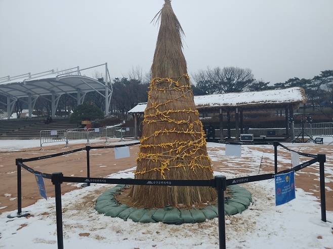 한옥마을 중심에 마련된 달집. 우천으로 인해 달집 태우기 행사는 취소됐다. 김동운 기자