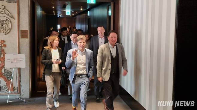 챗GPT 개발사 오픈AI 창업자 샘 올트먼 최고경영자(CEO)가 지난 4일 한국을 찾아 최태원 SK그룹 회장과 만나 이야기를 나눈 후 회담 장소에서 나오고 있다. 정우진 기자