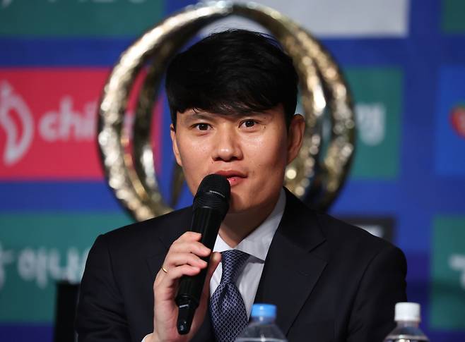 정경호 감독이 13일 서울 서대문구 스위스 그랜드 호텔 그랜드볼룸에서 ‘하나은행 K리그1 2025 개막 미디어데이’에 임해 각오를 밝히고 있다. 연합뉴스