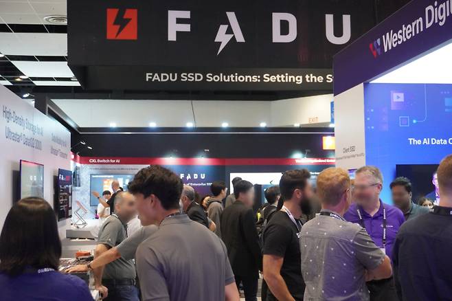 관람객들이 지난해 8월 열린 세계 최대 규모 반도체 전시회 ‘2024 FMS’에서 파두 부스를 둘러보고 있다. 파두 제공