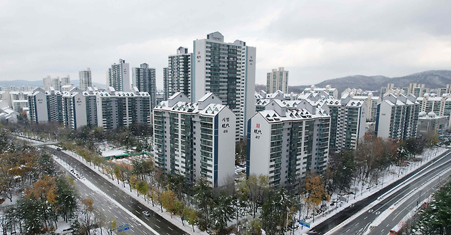 1기 신도시 재건축 선도지구인 경기도 분당 시범단지 현대아파트 전경