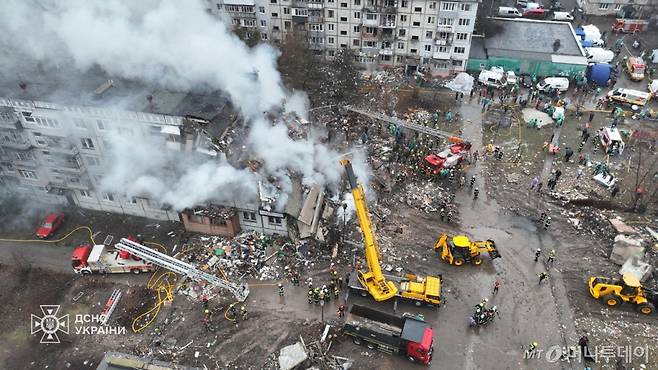 지난 1일(현지시간) 우크라이나 폴타바에서 러시아 군의 미사일 포격을 받은 주거 건물서 소방대원이 진화 작업을 하고 있다. /사진=(폴타바 로이터=뉴스1