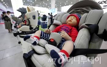 [서울=뉴시스] 추상철 기자 = 31일 서울 강남구 코엑스에서 열린 '코베 베이비페어'에서 카시트가 전시돼 있다. 2024.10.31. scchoo@newsis.com /사진=추상철
