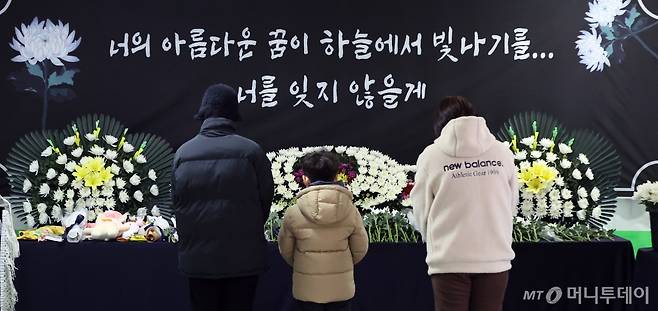 [대전=뉴시스] 강종민 기자 = 초등학생 피살사건이 발생한 대전 서구 관저동의 한 초등학교에 12일 합동분향소가 마련됐다.   분향소를 찾은 시민들이 고 김하늘 양을 추모하고 있다. 2025.02.12. ppkjm@newsis.com /사진=강종민