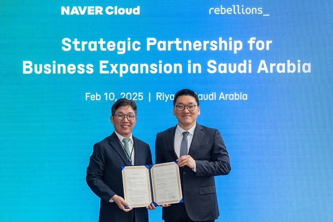 (왼쪽부터) 김유원 네이버클라우드 대표와 박성현 리벨리온 대표/사진=리벨리온